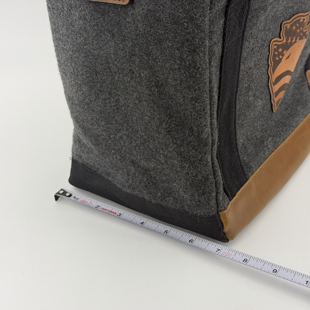 USA Salesforce x Field & Co. Soft Gray Wool Insulated Cooler Bag w Bottle Opener - Picture 4 of 8